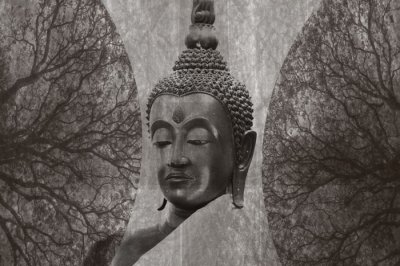 Процесс резьбы по камню статуи Будды